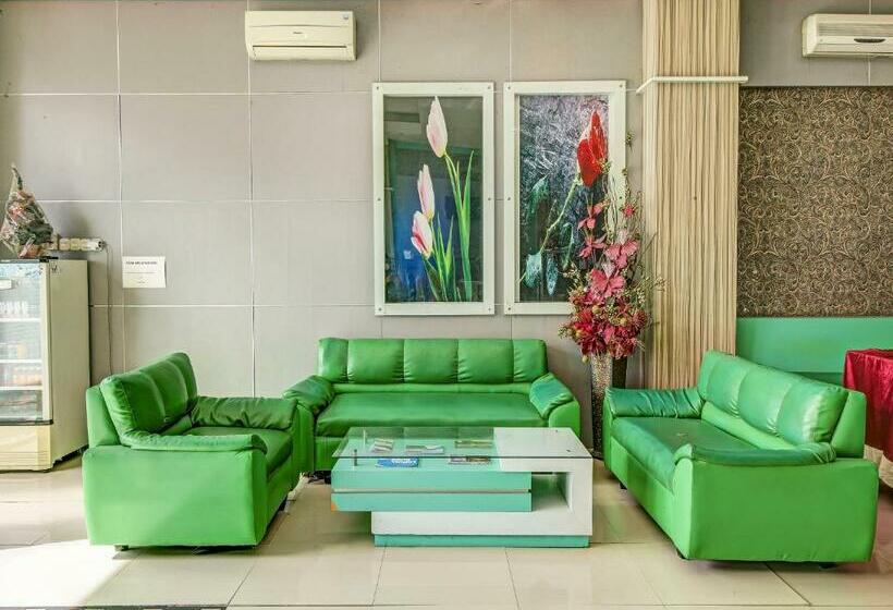 ホテル Reddoorz At Jalan Emmy Saelan Palu