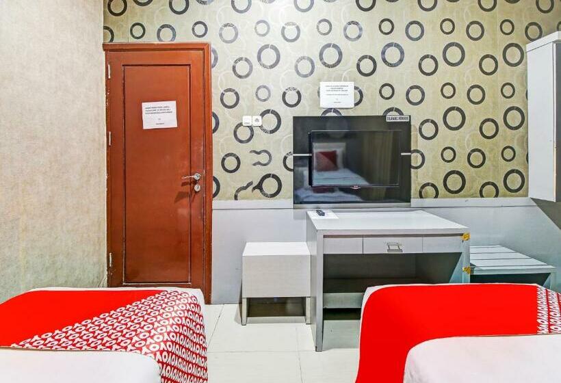ホテル Reddoorz At Jalan Emmy Saelan Palu