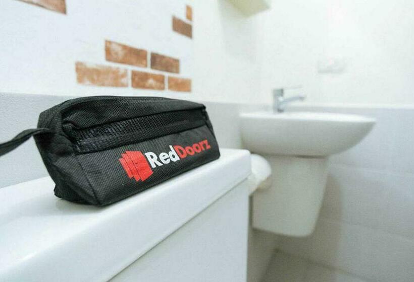 Отель Reddoorz Plus @ Karangploso