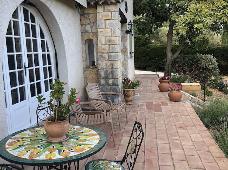 تختخواب و صبحانه Villa Daphné