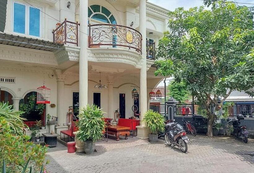 ホテル Icha Homestay Near Terminal Purabaya Madiun