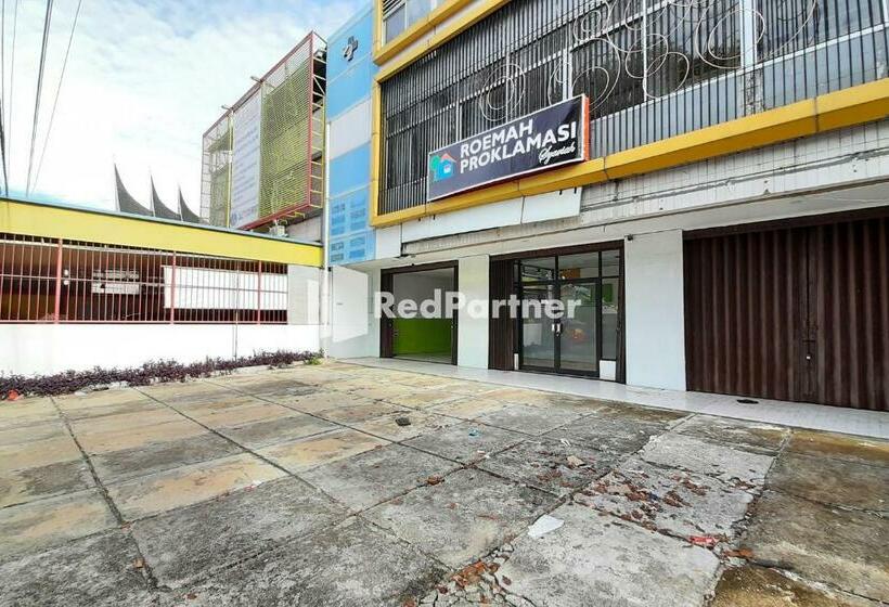 هتل Roemah Proklamasi Syariah Mitra Reddoorz