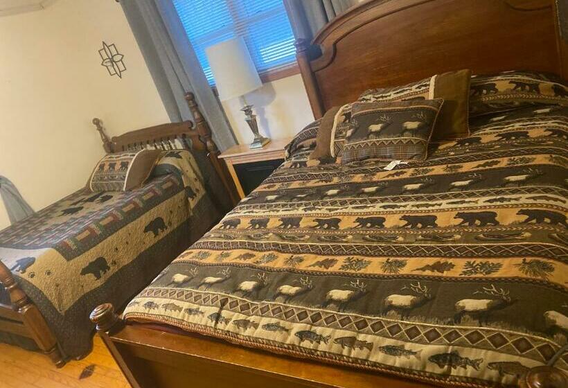 Пансион Smiths In Law Suite! Pet Friendly, Hot Tub!