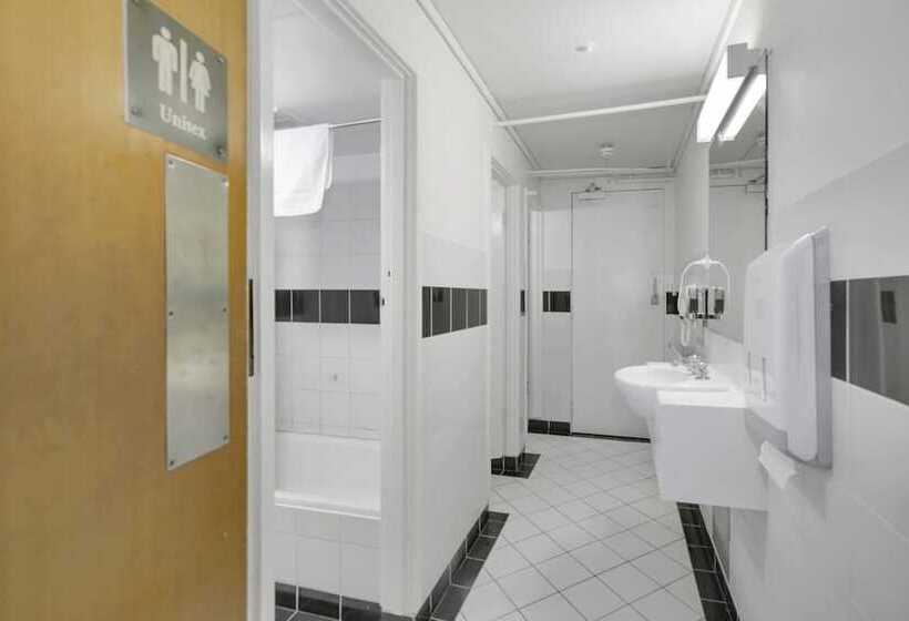 هتل Canberra Accommodation Centre