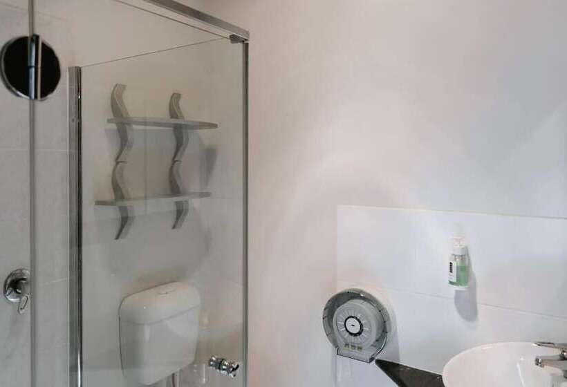 هتل Canberra Accommodation Centre