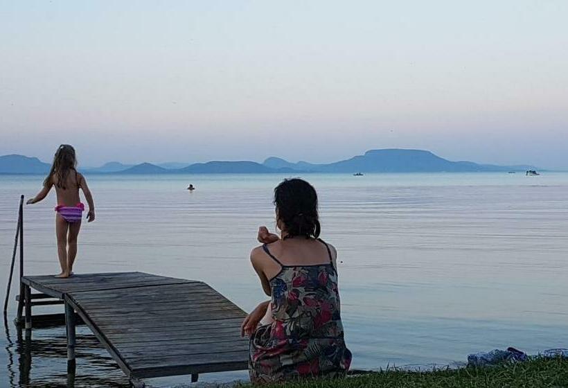 ペンション Hóvirág Apartman Balatonberény
