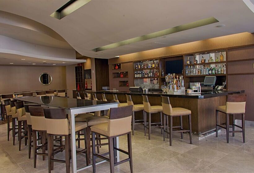 هتل Embassy Suites Newark Airport