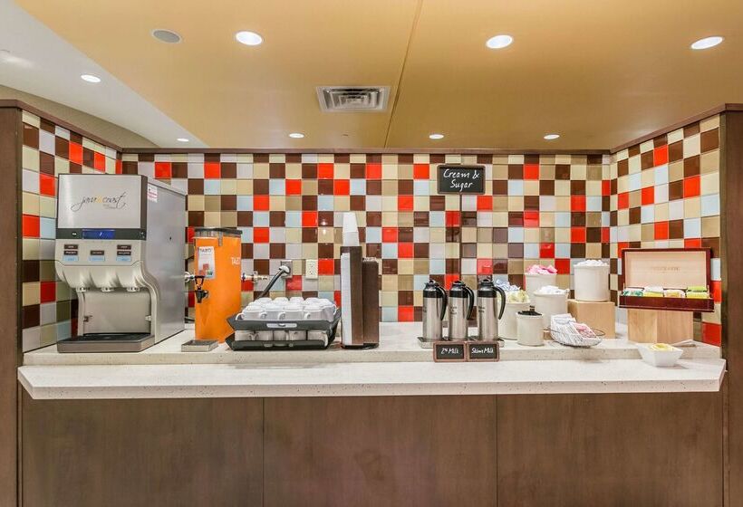 هتل Embassy Suites Newark Airport