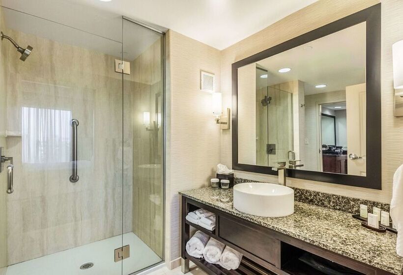 هتل Embassy Suites Newark Airport