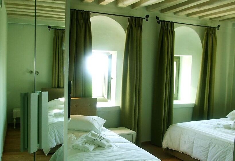 هتل The Lotus Tree