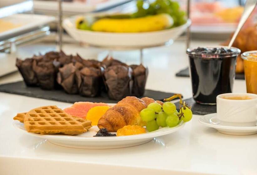 هتل Hampton By Hilton Warsaw Airport