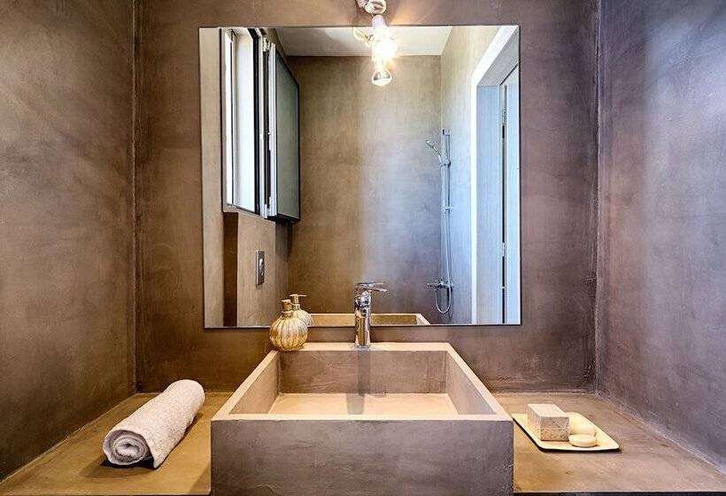 هتل Euphoria Suites