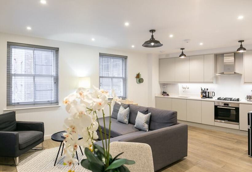 Urban Chic  Rathbone