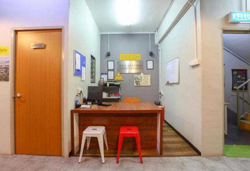 فندق Spot On 90449 Bed Station Guest House Dormitory