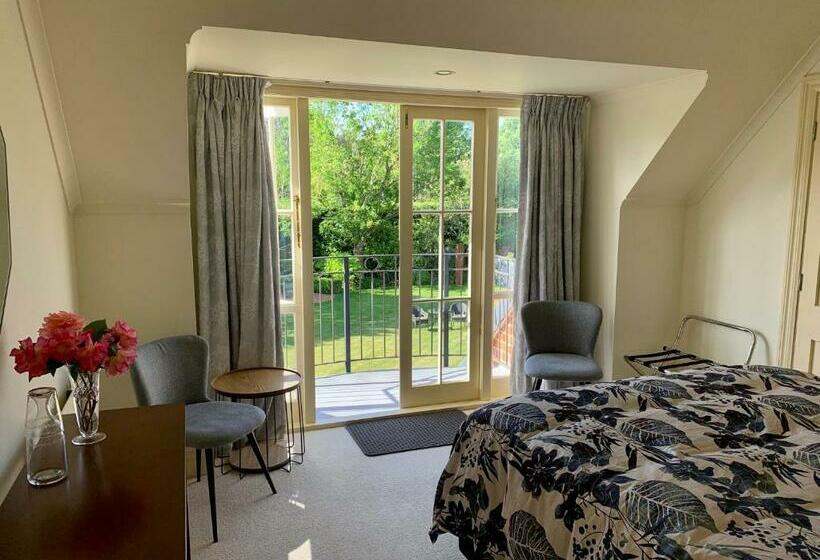 Pin Oaks Luxury Bed & Breakfast