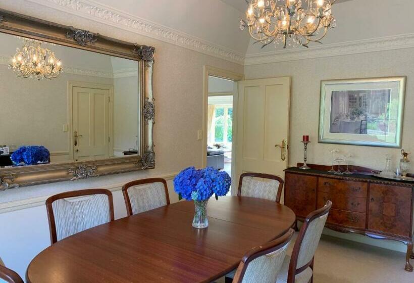 Pin Oaks Luxury Bed & Breakfast