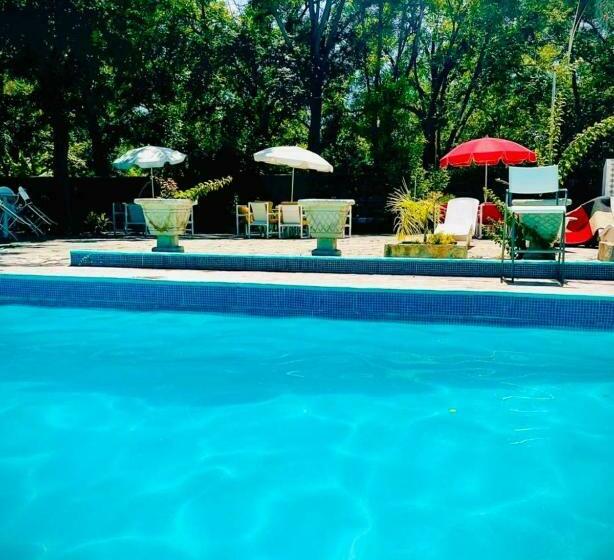 بنسيون La Casita Inn Bustamante