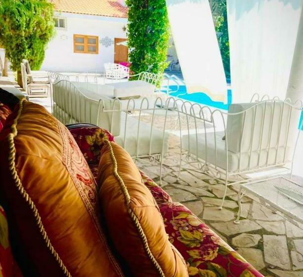 بنسيون La Casita Inn Bustamante
