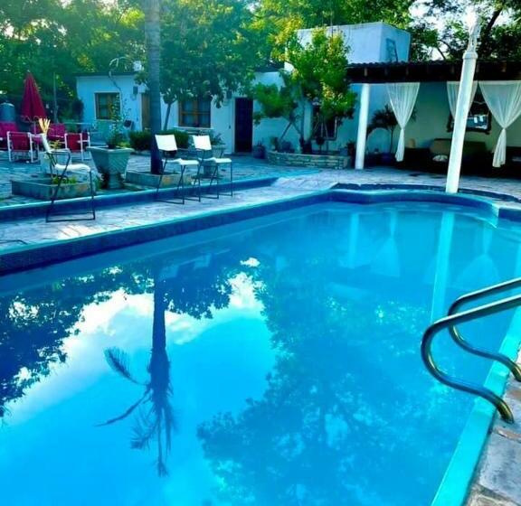 بنسيون La Casita Inn Bustamante