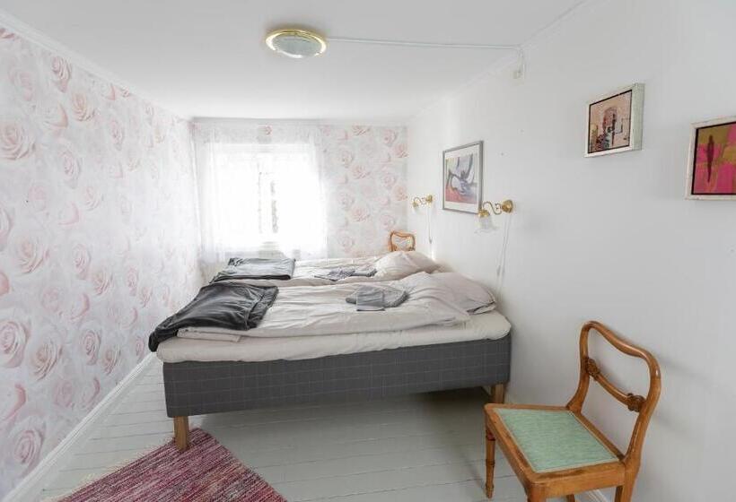 Lyrsta R B&b
