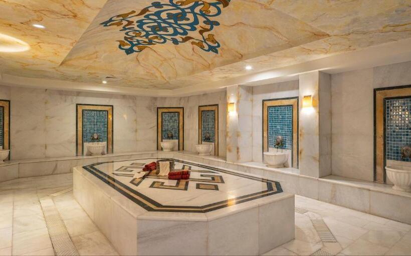 استراحتگاه Wyndham Garden Lara