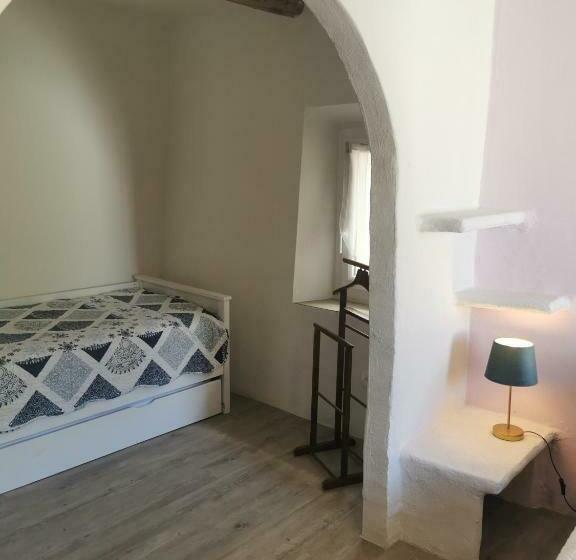 مبيت وإفطار 1832 La Rabassière