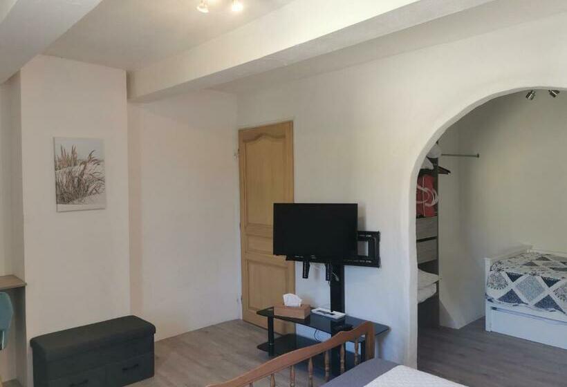 مبيت وإفطار 1832 La Rabassière