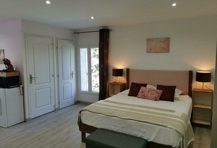 مبيت وإفطار 1832 La Rabassière