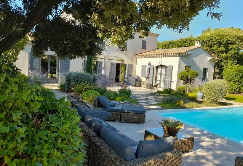 تختخواب و صبحانه La Mathilde