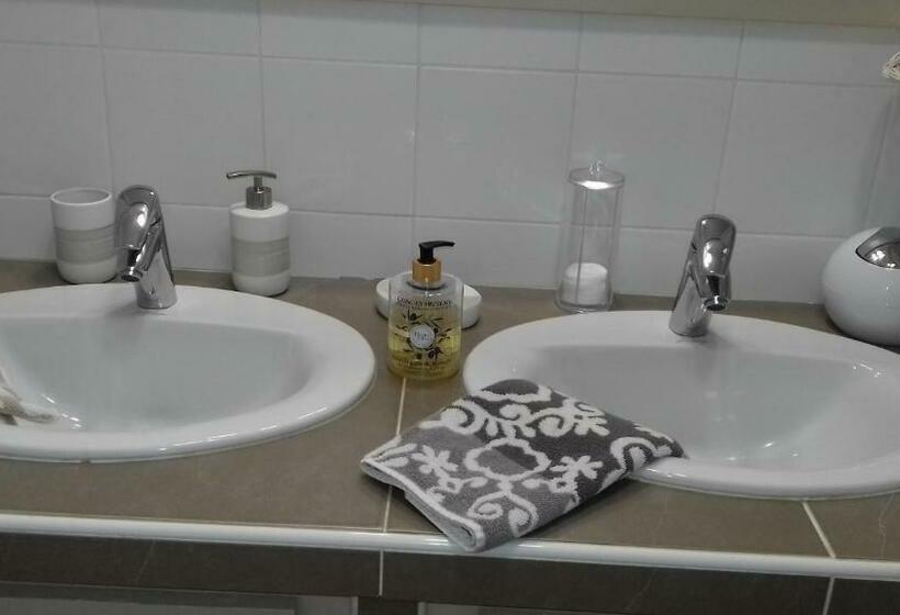 تختخواب و صبحانه La Mathilde