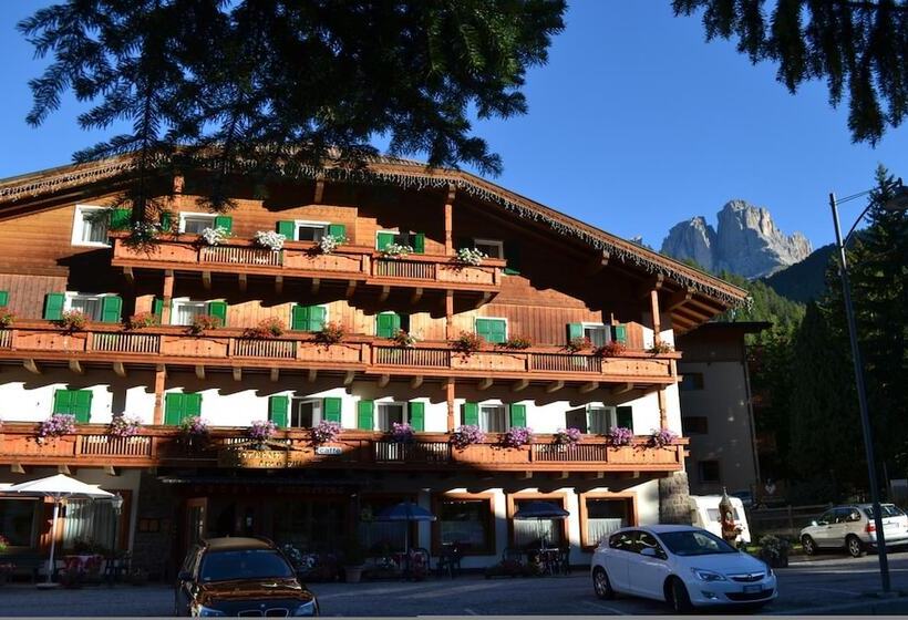 فندق Rododendro Val Di Fassa