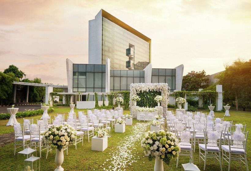 בית מלון כפרי Doubletree By Hilton Jakarta   Diponegoro
