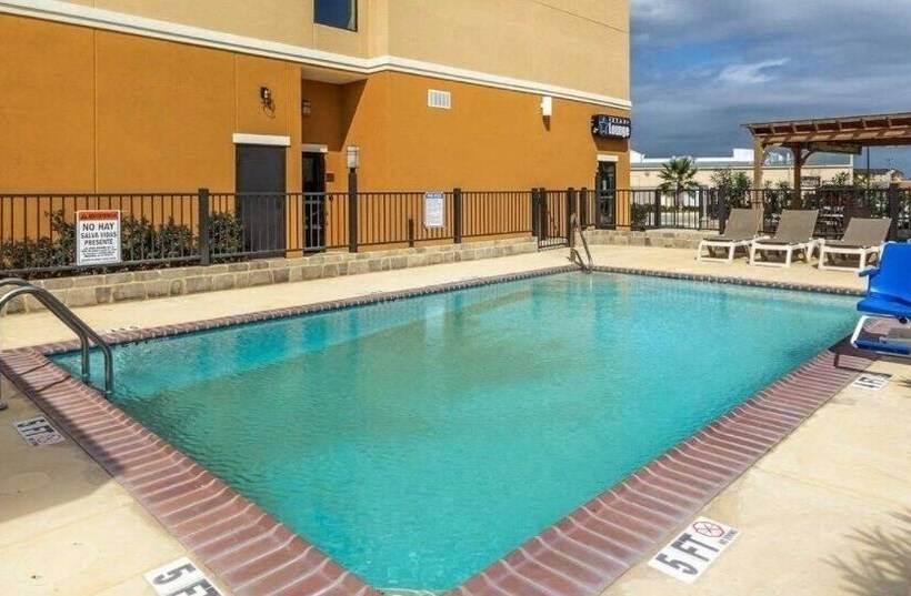 בית מלון כפרי Comfort Suites Cotulla Near I35