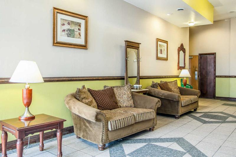 فندق Econo Lodge Breezewood