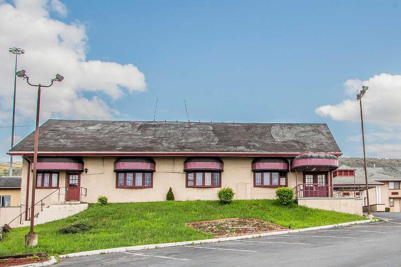 فندق Econo Lodge Breezewood