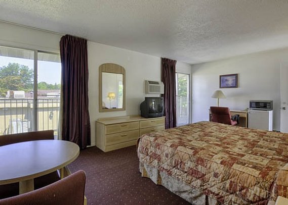 Отель Econo Lodge Central Midland