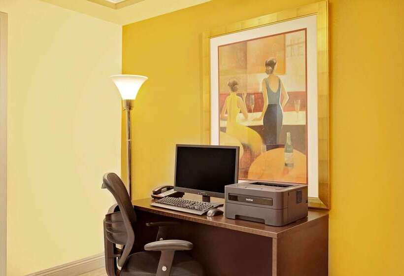 هتل Howard Johnson By Wyndham Las Vegas Near The Strip