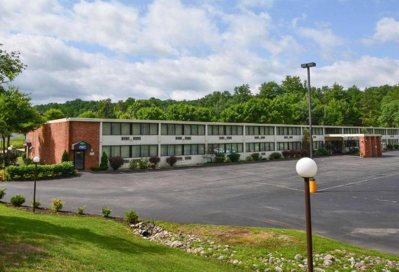 בית מלון כפרי Rodeway Inn Springhills Lake George