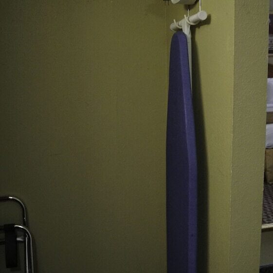 فندق Americas Best Value Inn St. Louis Downtown