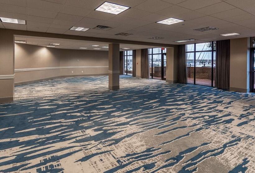 هتل Doubletree By Hilton New Bern Riverfront