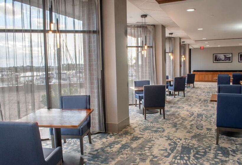 هتل Doubletree By Hilton New Bern Riverfront