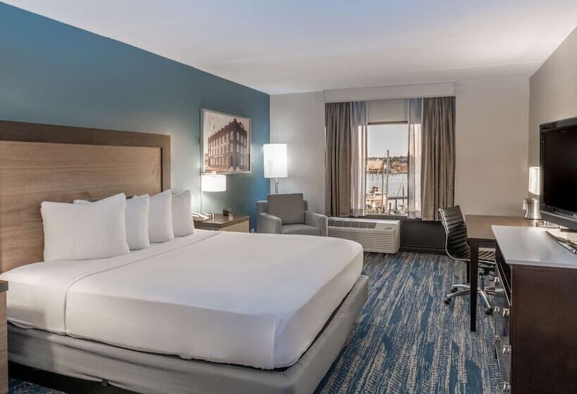 هتل Doubletree By Hilton New Bern Riverfront