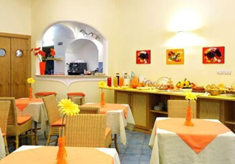 تختخواب و صبحانه Sharon House