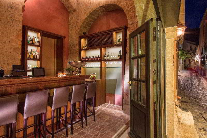 هتل Moni Emvasis Luxury Suites