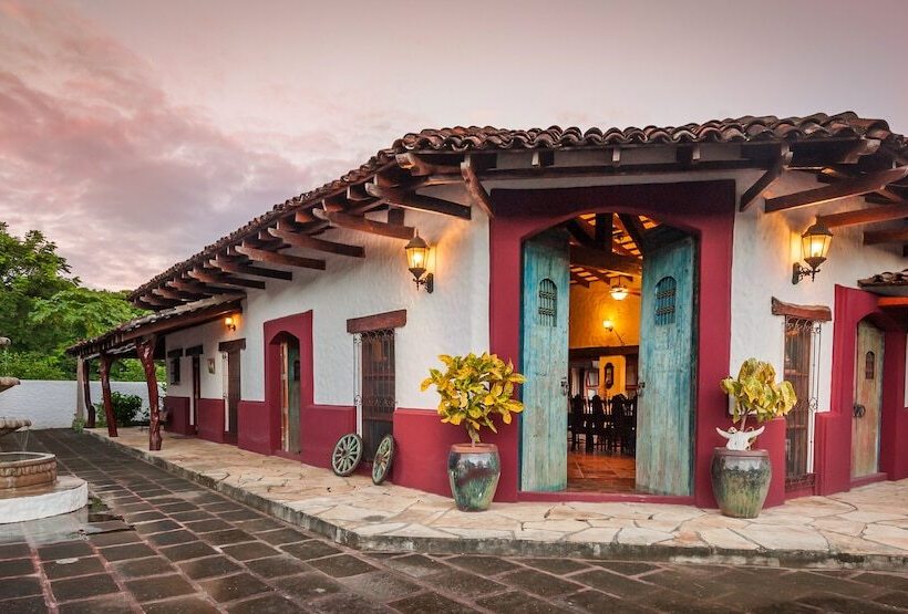 هتل Rancho Chilamate Guest Ranch