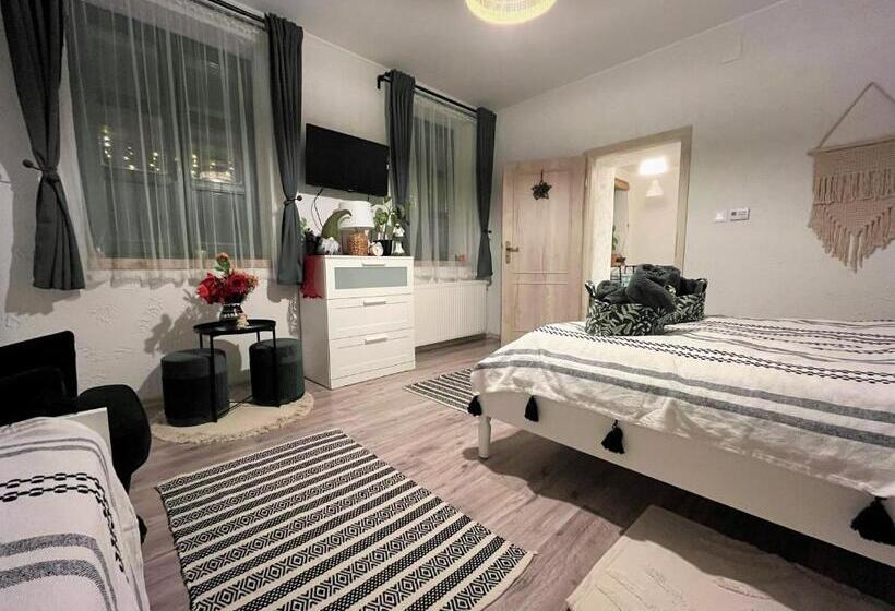 بنسيون Ladislaus Schnaps Haus Falusi Vendégház