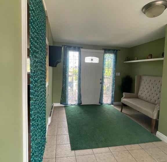 فندق صغير Lemon Tree Inn