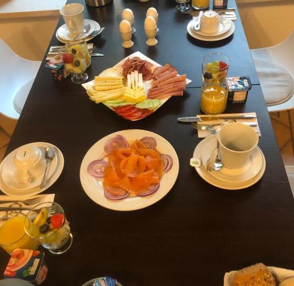 تختخواب و صبحانه Pension Seegarten