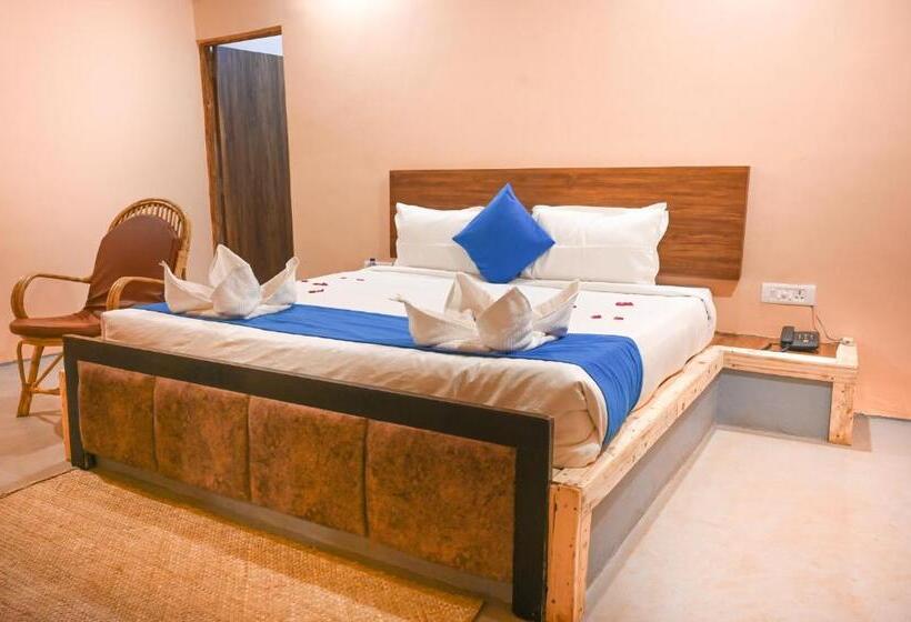 בית מלון כפרי Amadi Beach Front Resort