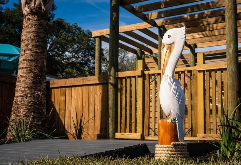 בית מלון כפרי Salt Air Inn & Suites